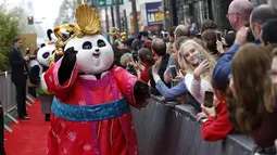 Para karakter film kartun " Kung Fu Panda 3 " saat hadir di teater TCL Cina di Hollywood, California, (16/1).  Film ini nantinya kan diputar diseluruh bioskop di AS pada 29 Januari 2016. (REUTERS / Mario Anzuoni)