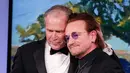 Presiden AS ke-43 George W. Bush berpose dengan vokalis U2 Bono selama gala untuk Forum Kepemimpinan di Institut George W. Bush di Dallas, AS (19/4). Dalam acara ini Bush mempersembahkan Bono medali Distinguished Citizenship. (AP Photo/Brandon Wade)