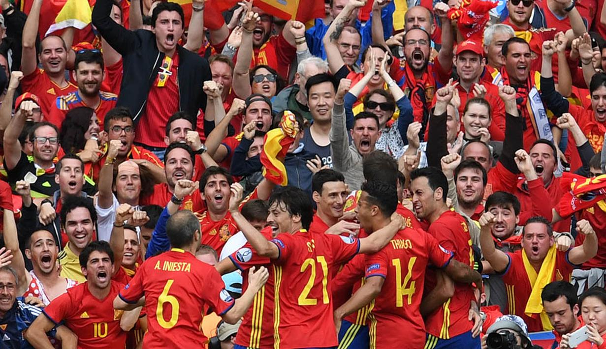 Para pemain Spanyol merayakan kemenangan atas Republik Ceska pada laga perdana Grup D Piala Eropa 2016. Pada laga selanjutnya tim matador akan behadapan dengan Turki. (AFP/Pascal Guyot)