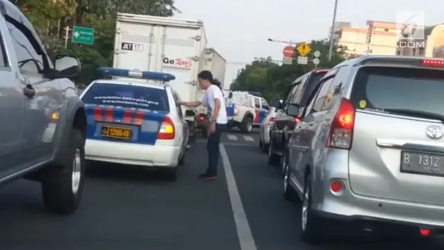 VIDEO: Aksi Pria Tegur Polisi Buang Sampah Sembarangan