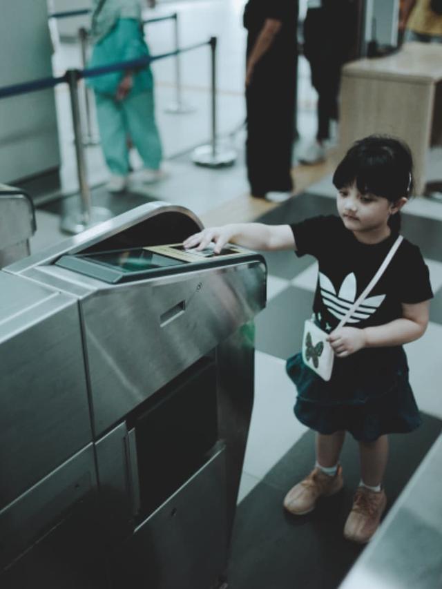 Potret Arsy Hermansyah Belajar Naik MRT (sumber: instagram/@queenarsy)