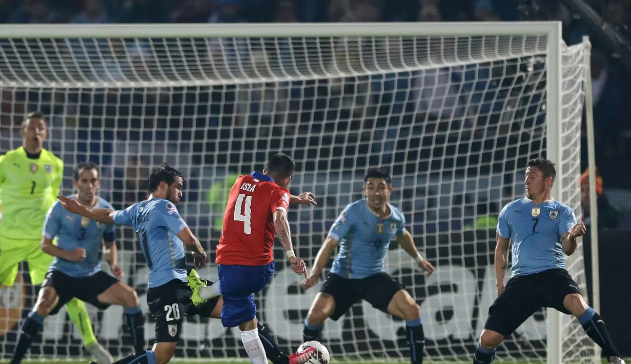 Tendangan pemain Cile, Mauricio Isla ini berbuah gol yang menjadi penentu kemenangan Cile atas Uruguay. (AP Photo/Ricardo Mazalan)