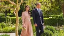 Hadir di pernikahan pangeran Al Hussein bin Abdullah, Kate mengenakan dress panjang warna pink salmon dengan model halter neck yang mewah.  [@princeandprincessofwales]