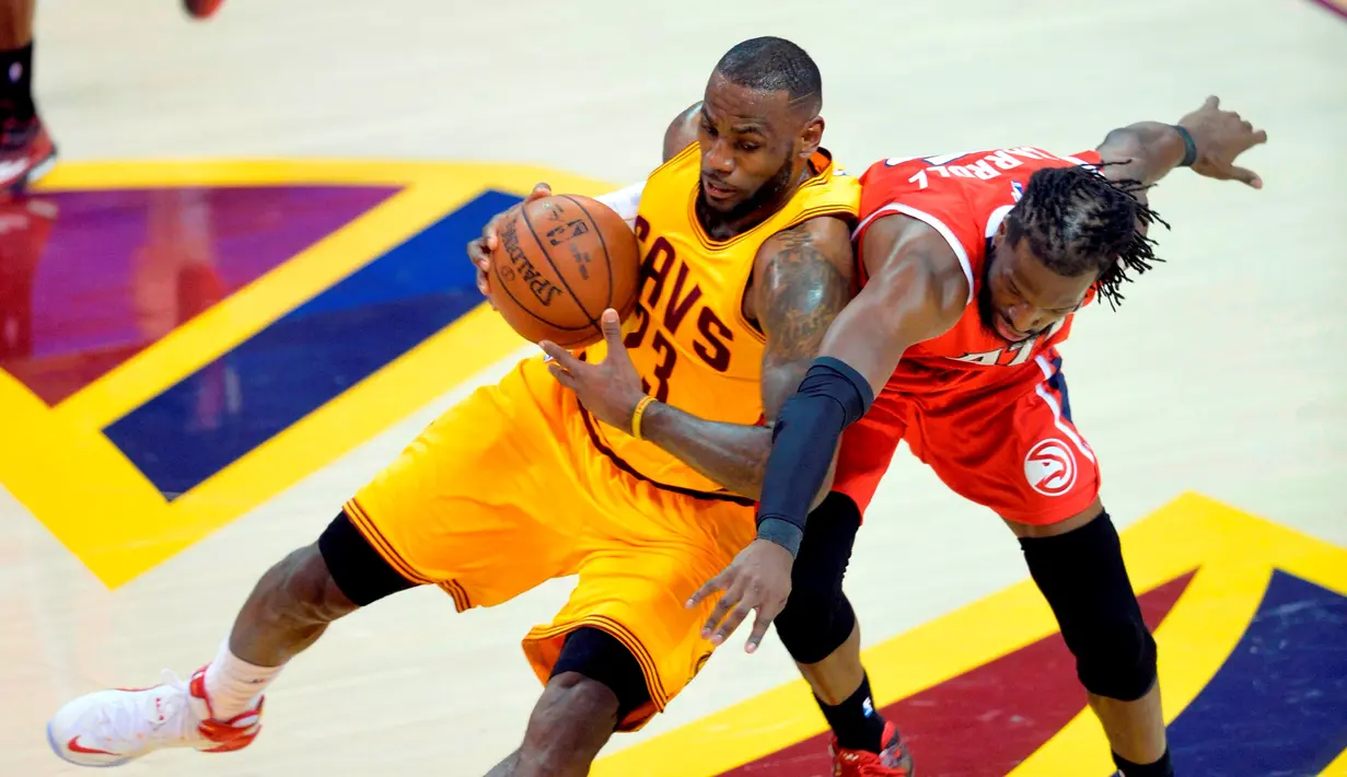 LeBron James berusaha melewati hadangan DeMarre Carroll. (Reuters)