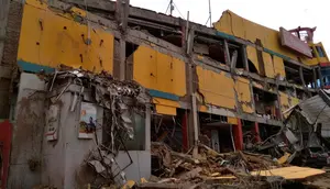 Sebuah bangunan pusat perbelanjaan yang roboh akibat gempa 5,9 Skala Richter di Palu, Sulawesi Tengah , Sabtu (29/9). Gelombang tsunami setinggi 1,5 meter yang menerjang Palu terjadi setelah gempa bumi mengguncang Palu dan Donggala. (AP Photo/Rifki)