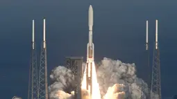 Suasana saat roket United Launch Alliance Atlas (ULA) V diterbangkan dari Cape Canaveral Air Force Station, Florida, Amerika Serikat, Kamis (1/3). Roket tersebut membawa satelit cuaca dan bencana GOES-S. (Craig Bailey/Florida Today via AP)