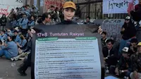 Debi Sagita turun ke jalan ikut demo gaungkan '17+8 Tuntutan Rakyat'. [IG: @debisagita]
