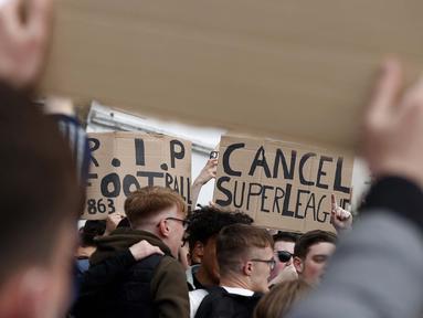 Pendukung sepak bola melakukan aksi demonstrasi mengecam wacana Liga Super Eropa menjelang pertandingan Liga Premier Inggris antara Chelsea dan Brighton dan Hove Albion di luar Stadion Stamford Bridge, London, Selasa (20/4/2021). (Foto: AFP/Adrian Dennis)