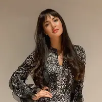 Aurelie Moeremans kerap tampil elegan di beberapa momen. Seperti saat ia mengenakan outfit hitam dengan penampilan berponi. Tatapannya yang tajam ini juga membuat Aurelie terlihat begitu menawan dan berhasil memukau banyak orang. (Liputan6.com/IG/@aurelie)