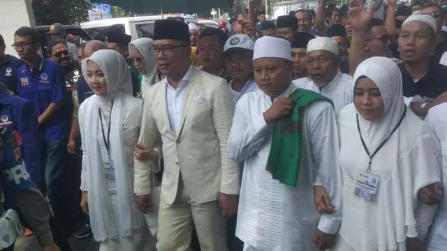 Pasangan Ridwan Kamil - Uu Ruzhanul Ulum mendaftar ke KPUD Jabar