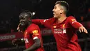 Striker Liverpool, Sadio Mane, bersama Roberto Firmino merayakan gol yang dicetaknya ke gawang Sheffield United pada laga Premier League di Stadion Anfied, Liverpool, Rabu (2/1). Liverpool menang 2-0 atas Sheffield. (AFP/Paul Ellis)