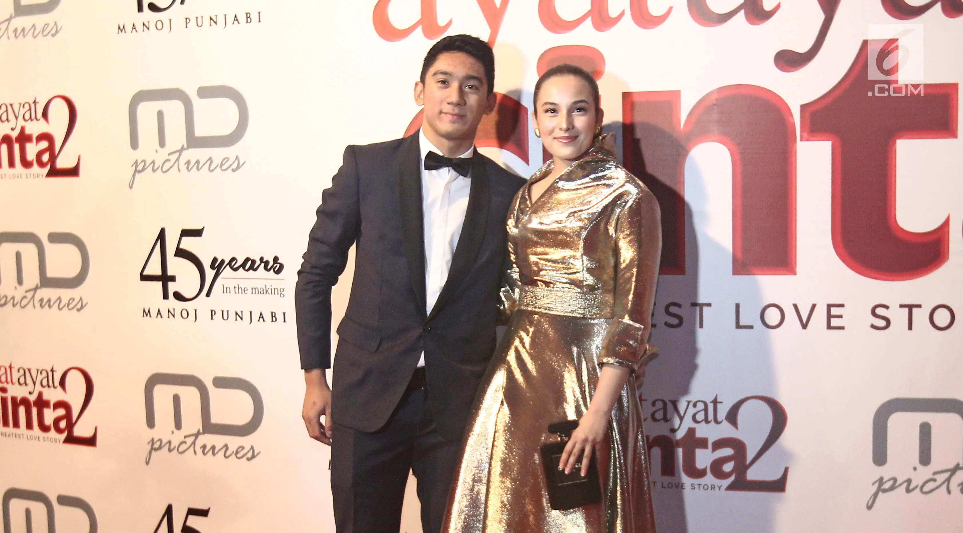 Aktris Chelsea Islan bersama pasangannya, Daffa Wardhana berpose saat menghadiri gala premiere film Ayat Ayat Cinta 2 di Jakarta, Kamis (07/12). (Liputan6.com/Herman Zakharia)