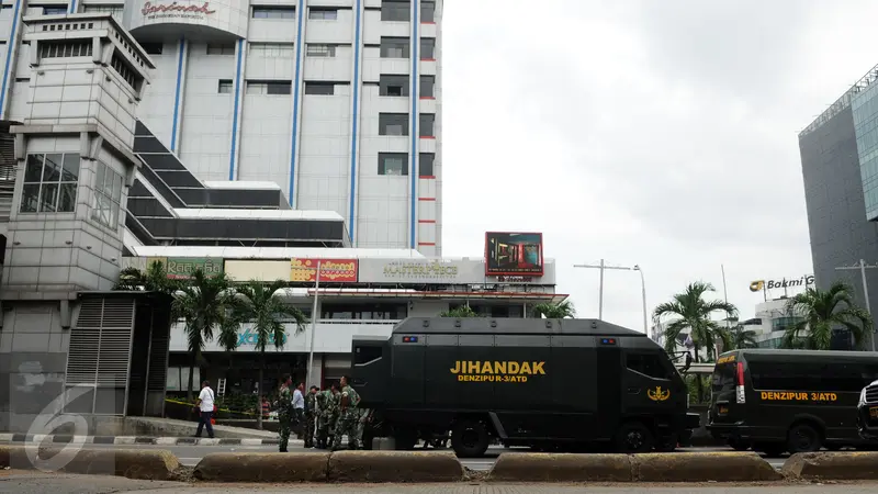 20160114-Petugas Gabungan Jaga Obyek Vital di dekat Gedung Sarinah-Jakarta