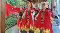 Tari Gandrung kembali mencuri perhatian. Tarian khas Banyuwangi itu tampil di perayaan HUT RI ke-77, di Moscow, Rusia. Dalam unggahan akun instagram @kndmoscow, Minggu (21/8/2022), terlihat empat penari bule dengan luwes membawakan tari gandrung lengkap dengan musik pengiring berbahasa Osing.