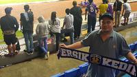 Indus Al Fathoni Rukasy. Persikmania generasi tua yang kembali melakukan perjalanan tandang. (Bola.com/Gatot Susetyo)