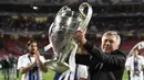 Carlo Ancelotti resmi ditunjuk menggantikan posisi Zinedine Zidane di Real Madrid, 1 Juni 2021. Ini adalah kali kedua ia dipercaya membesut Los Blancos setelah periode pertamanya pada 2013 hingga 2015 lalu. 4 trofi sukses ia persembahkan selama dua tahun tersebut. (AFP/Franck Fife)