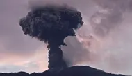 Gunung Marapi memuntahkan material vulkanik dari kawahnya saat terjadi letusan di Agam, Sumatera Barat, Indonesia, Minggu, 14 Januari 2024. (AP Photo/Givo Alputra)