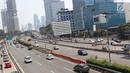 Kondisi arus lau lintas di jalur tol dalam kota dan Jalan Gatot Soebroto di Jakarta, Selasa (1/5). Peringatan Hari Buruh menyebabkan lalu lintas di sejumlah ruas jalan Ibukota menjadi lebih lengang dibanding hari biasa. (Liputan6.com/Immanuel Antonius)