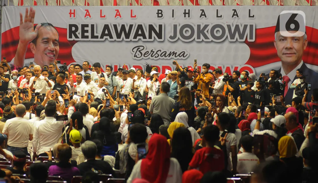 Bakal calon Presiden dari PDI Perjuangan Ganjar Pranowo menyapa pendukungnya saat menghadiri acara halal bihalal relawan Jokowi di Hall Basket, Gelora Bung Karno, Senayan, Jakarta, Sabtu (13/5/2023). Malam. (merdeka.com/Imam Buhori)