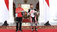 Presiden Joko Widodo berfoto dengan pembalap LCR Honda Idemitsu, Takaaki Nakagami di Istana Merdeka, Jakarta, Rabu (16/3/2022). Para pembalap datang dengan memakai setelah baju khusus balap motor yang akan dipakai dalam Grand Prix Indonesia di Mandalika pada 20 Maret 2022 (Lukas - Biro Pers/Setpres)