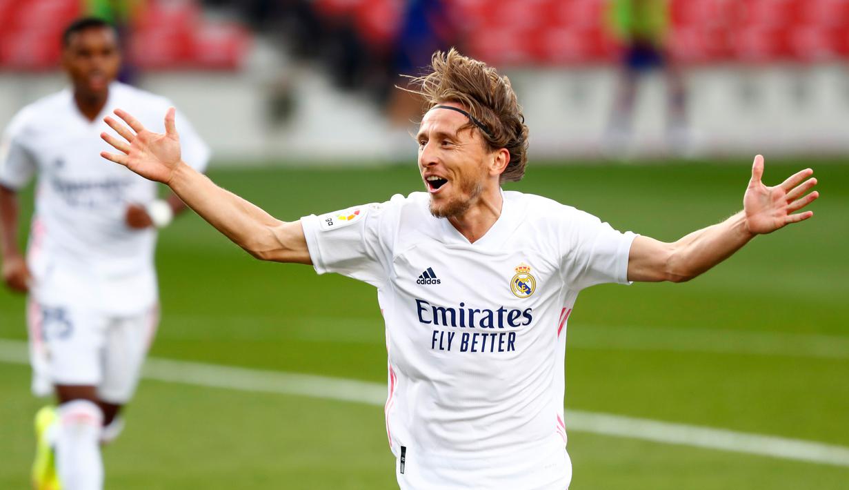 Gelandang Real Madrid, Luka Modric merayakan gol yang dicetaknya ke gawang Barcelona pada laga La Liga bertajuk El Clasico di Nou Camp, Sabtu (24/10/2020). Barcelona harus menelan pil pahit kalah 1-3 dari musuh bebuyutannya Real Madrid di kandang sendiri, Nou Camp. (AP Photo/Joan Monfort)