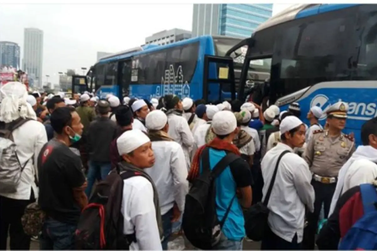 Foto Pendemo Ahok yang Pulang Naik Transjakarta Ini Jadi Viral