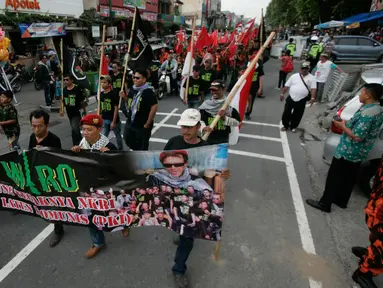 Sejumlah elemen masyarakat mengikuti aksi peringatan pemberontakan G 30 S-PKI di Jl Malioboro,Yogyakarta, Jumat (30/9). Aksi ini dilakukan untuk menangkal paham komunisme di Indonesia. (Liputan6.com/ Boy Harjanto)