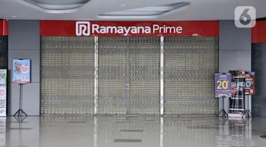 Kondisi gerai Ramayana yang tutup di City Plaza Depok, Rabu (8/4/2020). Ramayana Departement Store menutup operasionalnya di City Plaza Depok, dimana 87 karyawan terkena pemutusan hubungan kerja (PHK) lantaran wabah virus corona telah menyebabkan omzet penjualan menurun. (merdeka.com/Iqbal Nugroho)