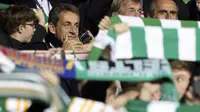 Mantan Presiden Prancis, Nicolas Sarkozy ikut menonton laga grup A Liga Champions antara Celtic melawan PSG di Celtic Park stadium, Glasgow (12/9/2017). PSG menang 5-0. (Andrew Milligan/PA via AP)