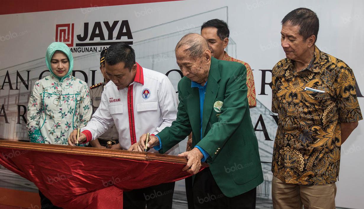 Menpora, Imam Nahrawi, bersama Ketua Pembina Yayasan Pembangunan Jaya Raya, Ciputra, meresmikan GOR Jaya Raya. Pusat pembinaan bulutangkis ini dikhususkan untuk melatih atlet berusia 12 hingga 18 tahun. (Bola.com/Vitalis Yogi Trisna)