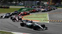 Pembalap Mercedes Lewis Hamilton memimpin balapan pada putaran pertama dalam balapan F1 GP Italia, di arena Monza, Italia (3/9). (AP Photo/Luca Bruno)