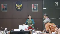 Menko Pembangunan Manusia dan Kebudayaan Puan Maharani bersiap memimpin rakor di Jakarta, Selasa (16/1). Rapat ini dihadiri Menko Perekonomian Darmin Nasution, Mendag Enggartiasto Lukita serta Anggota Dewan OJK Tirta Segara. (Liputan6.com/Angga Yuniar)