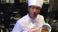 Chef Ken Shimizu Sang Pemilik Sekaligus Pengkreasi Kari Kotoran Manusia. Gambar dari curryshopshimizu dot com