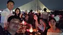 Dewi Perssik dan Angga Wijaya terlihat sedang makan malam di atas kapal. Pemandangan yang indah seakan menambah keromatisan Dewi dan Annga. (Foto: instagram.com/dewiperssikreal)