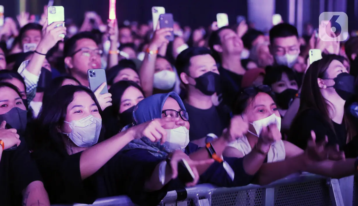 Penonton menyaksikan grup band asal Amerika Serikat, LANY pada konser bertajuk 'a November 2022 to Remember' di ICE BSD, Tangerang, Banten, Rabu (10/11/2022). LANY membuat histeris ribuan penonton dengan membawakan sejumlah lagu andalan mereka seperti 'You!', 'Thick n Thin', dan 'Super Far'. (Kapanlagi.com/Bambang Ekoros Purnama)