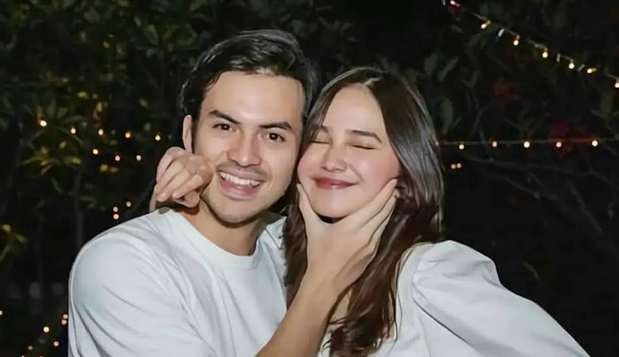 Syifa Hadju dan Rizky Nazar sudah berpacaran 4 tahun. Keduanya selalu kompak di berbagai momen. Seperti saat Syifa Hadju dan Rizky Nazar pakai baju senada putih saat kencan berdua. (Liputan6.com/IG/syifahadju)