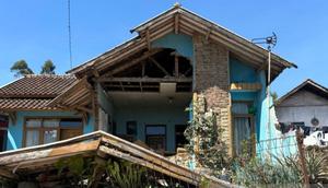 Sebuah rumah mengalami kerusakan parah usai dihantam gempa bumi di Kabupaten Bandung, Jawa Barat. (Antara)
