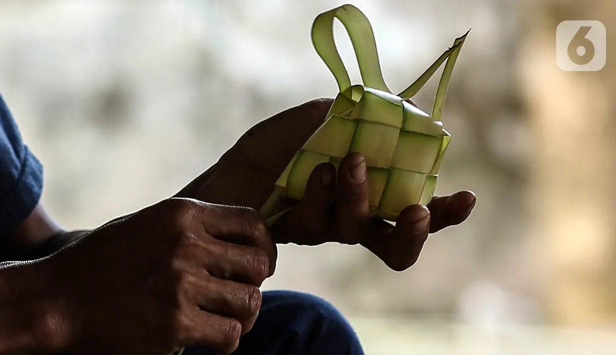 Pedagang menyelesaikan pembuatan kulit ketupat yang dijual di bawah kolong jembatan kawasan Pesanggrahan, Jakarta, Senin (10/5/2021). H-3 menjelang Hari Raya Idul Fitri 1442 H, penjualan kulit ketupat mulai marak yang dijual dengan harga Rp 8.000 per 10 buahnya. (Liputan6.com/Johan Tallo)
