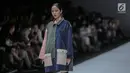 Model memperagakan busana persembahan "COTTONINK" pada Jakarta Fashion Week 2019 di Senayan City, Rabu (24/10/2018). Pada peragaan busana tersebut "COTTONINK" mempersembahkan sejumlah rancangan dari beberapa artis. (Liputan6.com/Faizal Fanani)