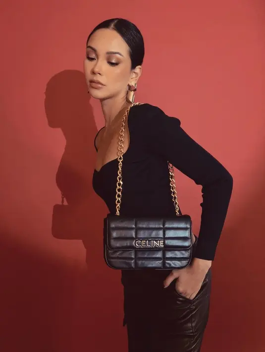 Foto yang satu ini juga tak kalah memperlihatkan pesona Alyssa. Kembali dengan nuansa makeup kecokelatan yang tak terlihat berlebihan, Alyssa menata rambutnya dengan gaya sleek hair khas Kendall Jenner, dengan outfit hitam, dan tambahan aksesori emas yang minimalis. Foto: Instagram.