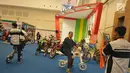 Pengunjung mencoba salah satu produk saat Indonesia Sport Expo Forum (ISEF) 2017, Tangerang, Kamis (18/5). Pameran produk olahraga terbesar di Indonesia ini digelar di ICE BSD City, 17 hingga 21 Mei 2017. (Liputan6.com/Helmi Afandi)