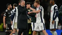 Pelatih Kepala Tottenham Hotspur keturunan Yunani-Australia Ange Postecoglou memberi selamat kepada gelandang Tottenham Hotspur asal Swedia Dejan Kulusevski setelah pertandingan sepak bola tahap Liga Europa UEFA antara Tottenham Hotspur dan Tottenham Hotspur di Stadion Tottenham Hotspur di London, pada 26 September 2024. Tottenham memenangkan pertandingan dengan skor 3-0. Glyn KIRK / AFP