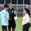 Psikolog Timnas Indonesia U-16, Laksmiari Saraswati (kanan) didampingi pelatih Nova Arianto berbicara dengan Matthew Baker di sela sesi official training di Stadion UNS, Solo, Jawa Tengah, Minggu (30/6/2024) jelang menghadapi Australia dalam laga semifinal Piala AFF U-16 pada Senin (1/7/2024) di Stadion Manahan, Solo. (Bola.com/Abdul Aziz)