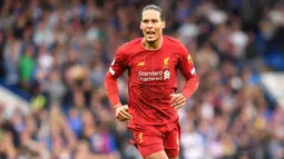 2. Virgil van Dijk - Virgil van Dijk dipastikan menjadi tembok pertahanan Liverpool yang sulit ditembus Arsenal. Ketangguhan bek asal Belanda ini membuat para Liverpool lebih aman dan leluasa untuk tampil menyerang. (AFP/Olly Greenwood)