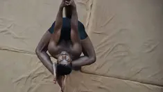 Pesenam bergelantungan di tiang saat latihan Mallakhamb, sebuah olahraga tradisional, di Ahmedabad, Senin (28/1). Mallakhamb adalah sebuah kombinasi senam tradisional India dan seni beladiri yang berasal dari abad ke-12. (SAM PANTHAKY / AFP)