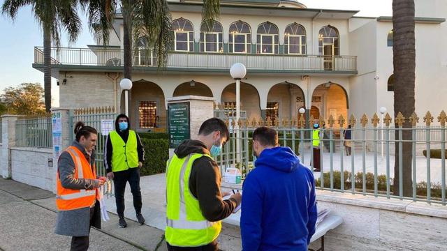 Pengecekan suhu di depan masjid bagi para jemaah yang hendak mengikuti salat Idul Adha di Sydney, Australia.