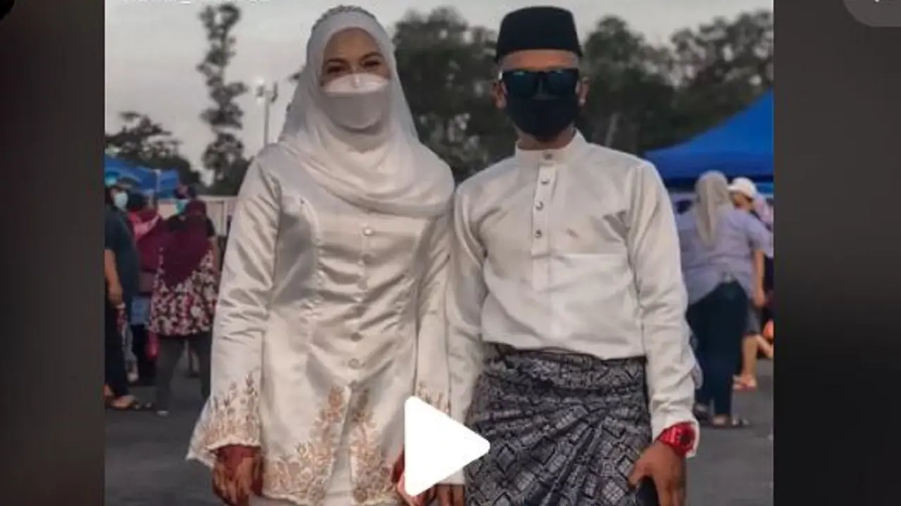 Pasangan asal Malaysia kunjungi pasar malam saat masih berbaju pengantin