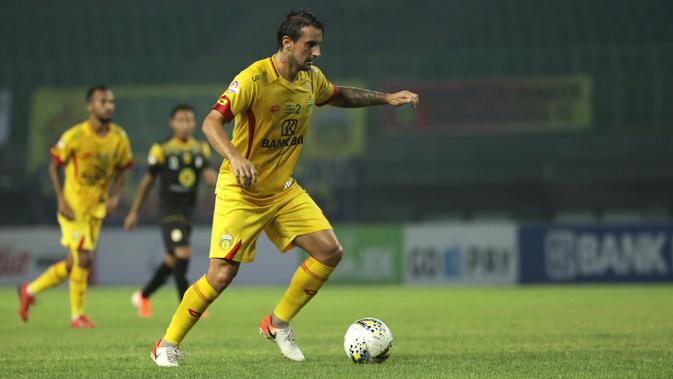 Gelandang Bhayangkara FC, Flavio Junior, menggiring bola saat melawan Barito Putera pada laga Liga 1 2019 di Stadion Patriot, Bekasi, Selasa (29/5). Bhayangkara menang 4-2 atas Barito. (Bola.com/Yoppy Renato)