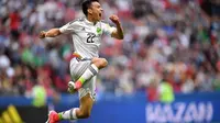 Striker Meksiko Hirving Lozano merayakan gol ke gawang Rusia pada laga Grup A Piala Konfederasi 2017 di Kazan Arena, Kazan, Sabtu (24/6/2017). (AFP/Yuri Cortez)