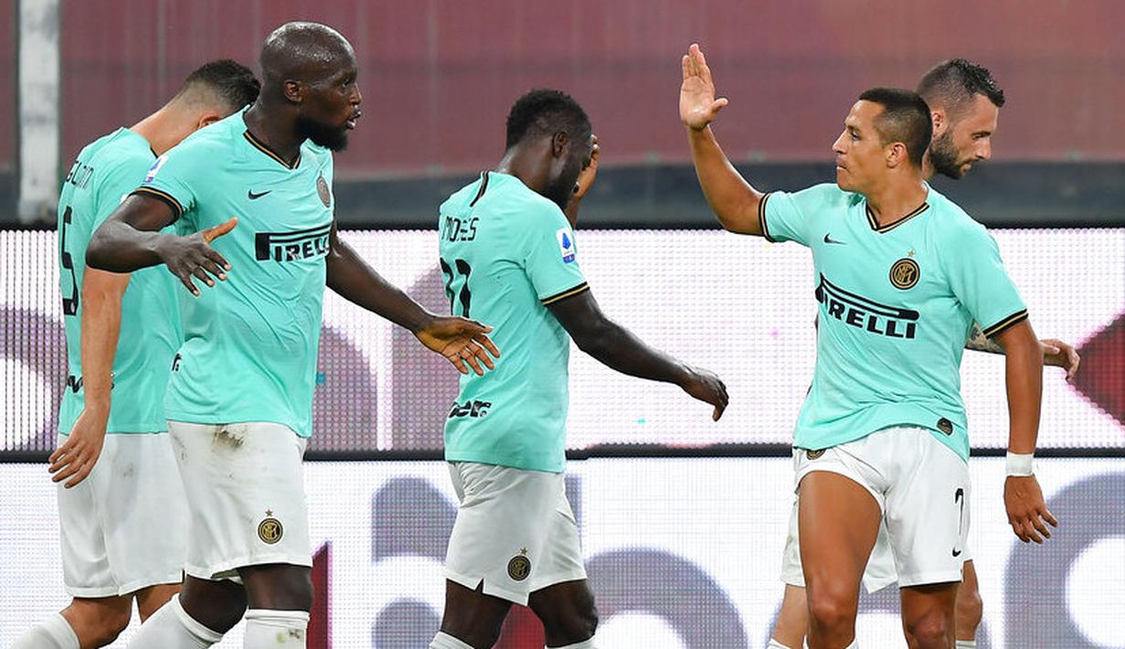 Striker Inter Milan, Alexis Sanchez, merayakan gol ke gawang Genoa bersama Romelu Lukaku pada laga Serie A di Stadion Luigi Ferraris, Sabtu (25/7/2020). Inter Milan menang 3-0 atas Genoa. (Tano Pecoraro/LaPresse via AP)